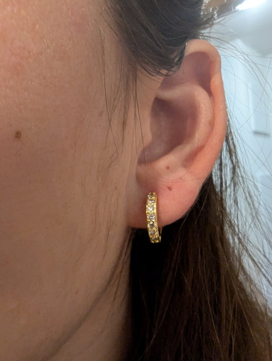 petites creoles dorees avec pierres scintillantes en acier inoxydable