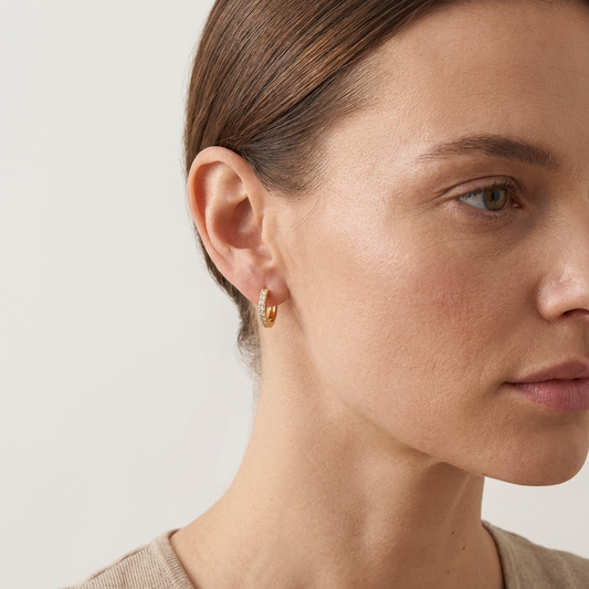 petites creoles dorees avec pierres scintillantes en acier inoxydable