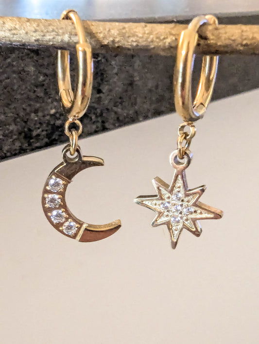 creoles etoile et lune dorees avec pierres scintillantes