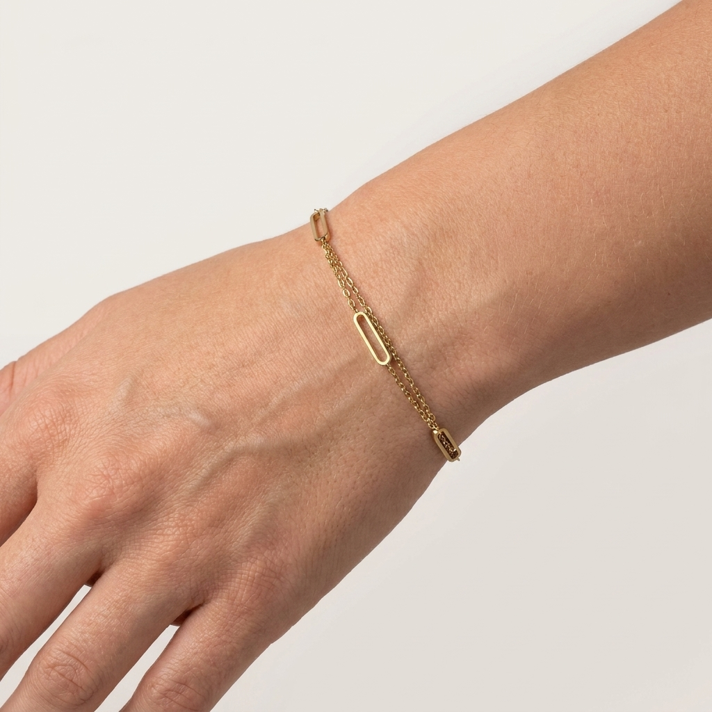 Bracelet Recta porté au poignet - double chaîne et barres rectangulaires dorées Soléa