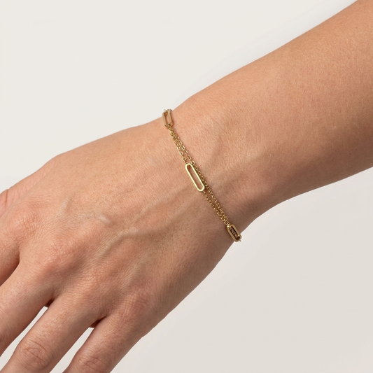 Bracelet Recta porté au poignet - double chaîne et barres rectangulaires dorées Soléa