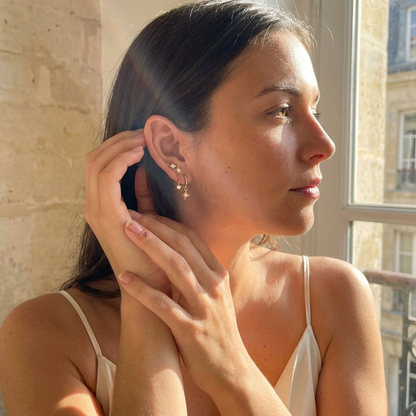 Boucles d'oreilles Stellaé créoles dorées étoiles et strass Soléa - portée